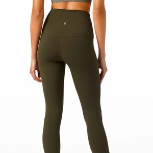 Lululemon Align Super High-Rise 🤎 Crop 21”
Dark Olive 🤎 Size 6